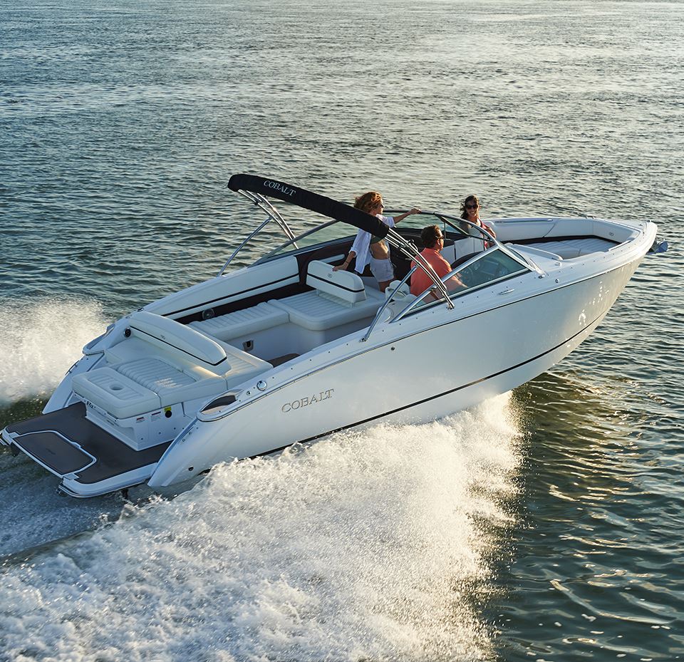 אנשים מפליגים בסירת שייט